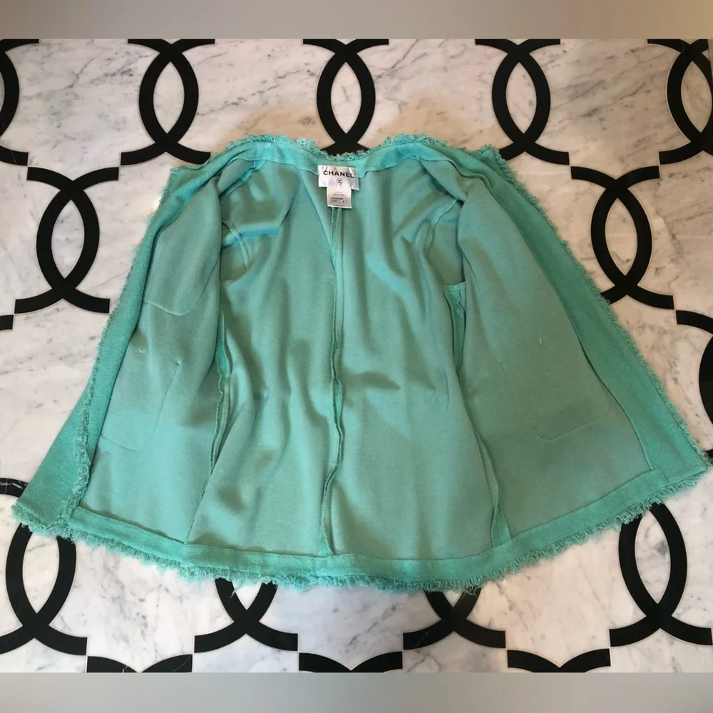 Gorgeous Chanel Green jacket w/Pearl Embellishment, beautiful Metallic Thread - Picture 8 of 12